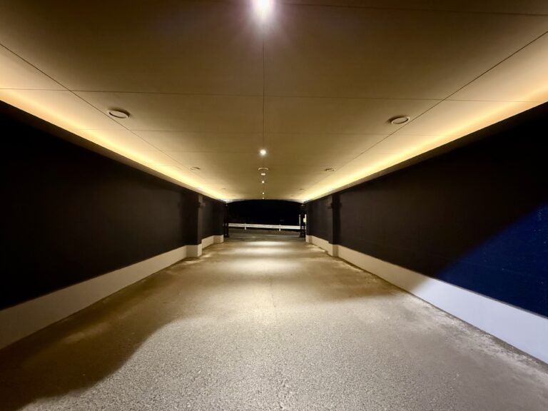 ③外観　駐車場入口